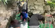 Người dân xếp hàng dài lấy nước suối tự nhiên ở Sơn Đông