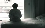 Người già nghèo khổ nhiều năm, đến lúc con nhập viện mới nhận ra sai lầm