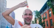 Người hâm mộ Man City xếp hàng tri ân Pep Guardiola và các cầu thủ chia tay