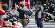 Người đi bộ gặp khó khi qua đường Cộng Hòa sau đảo chiều linh hoạt