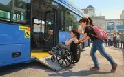 Người khuyết tật vẫn đối mặt nhiều rào cản khi đi xe buýt công cộng