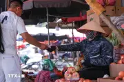 Người lao động chợ Đồng Xuân vật lộn với nắng nóng hơn 40 độ C