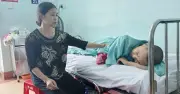 Người mẹ khốn khổ bán đất, vay nợ chữa bệnh cho con trai bị liệt sau tai nạn lao động