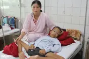 Người mẹ Quảng Trị 'cõng' con bệnh tan máu bẩm sinh đi viện suốt 17 năm