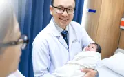 Người đàn ông 40 tuổi tưởng vô sinh vĩnh viễn bất ngờ đón liền 2 con gái nhờ làm đúng điều này