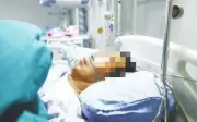Người đàn ông 53 tuổi bất ngờ liệt chân vì lao cột sống, bác sĩ cảnh báo dấu hiệu dễ nhầm