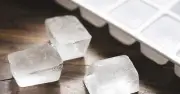 Người đàn ông bị tắc đường thở vì thích nhai đá chó mặt