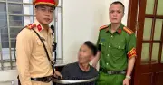 Người đàn ông cầm búa đập phá ô tô trên phố ở Hà Nội