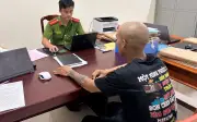 Người đàn ông dọa đánh mẹ ruột bị công an mời làm việc