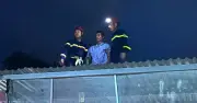 Người đàn ông leo lên nóc bệnh viện, cảnh sát treo cao 4m giải cứu