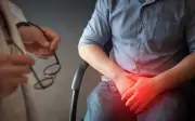 Người đàn ông mắc bệnh lậu tái phát sau sai lầm nhiều năm giới Việt mắc phải