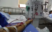 Người đàn ông suy thận nhanh vì ăn mì gói và xúc xích mỗi ngày