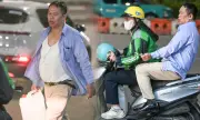 Người đàn ông xách can rượu bỏ xe máy rồi đi khi bị phát hiện nồng độ cồn kịch khung