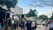 Ngôi nhà 2 tầng đang sửa chữa bất ngờ đổ sập, 3 người bị vùi lấp