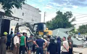 Ngôi nhà bất ngờ đổ sập khi đang sửa chữa, 3 người bị vùi lấp