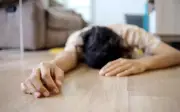 Người phụ nữ 63 tuổi tử vong vì thói quen đi bộ sau bữa ăn