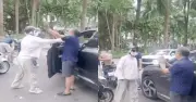 Người phụ nữ chửi bới, đánh tài xế ô tô trên phố Hà Nội bị điều tra