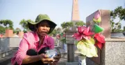 Người phụ nữ gần 50 năm chăm sóc 729 ngôi mộ liệt sĩ ở Hóc Môn