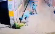 Người phụ nữ Ấn Độ quyết liệt chống trả, khiến cướp đường bỏ chạy tay không