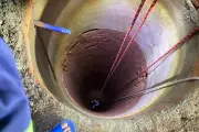 Người phụ nữ nhặt ve chai rơi xuống giếng sâu 30m, mắc kẹt 6 giờ