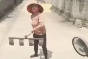 Người phụ nữ phơi lúa giữa đường, đập xe tài xế bị công an xử lý