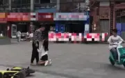 Người phụ nữ quỳ xin chồng cũ tái hợp sau khi bị tình nhân lừa tiền