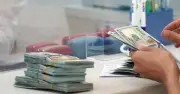 Ngân hàng Nhà nước tăng tỷ giá trung tâm, USD chạm trần