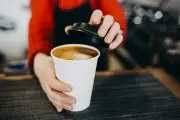 Nguy cơ vi nhựa từ cốc giấy: Cảnh báo cho người uống cà phê nóng