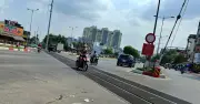 Nguy hiểm rình rập khi người dân bất chấp biển cấm đi dọc đường sắt
