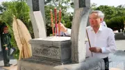Nguyên Phó Thủ tướng Nguyễn Hòa Bình dâng hương tưởng niệm các anh hùng liệt sĩ tại Đà Nẵng