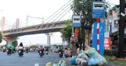 Nhà chờ xe buýt ở TPHCM nhếch nhác kéo dài: Trách nhiệm thuộc về ai?