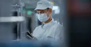 Nhà máy điện thoại HONOR: 85% robot, vì sao không để robot làm bước cuối cùng?