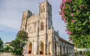Nhà thờ Mằng Lăng: Kiến trúc Gothic cổ kính và lịch sử chữ Quốc ngữ