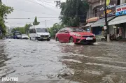 Nha Trang: Mưa lớn giữa mùa hè gây ngập sâu nhiều tuyến đường