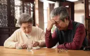 Nhiều người về già mới hiểu: Con cái lấy đi 3 điều này, gia đình khó con êm ấm