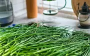 Nhầm hoa thủy tiên với rau hẹ, cả gia đình nhập viện vì ngộ độc