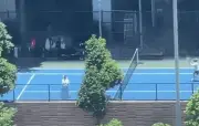 Nhóm người chơi tennis giữa trưa nắng 40 độ C gây sốc