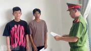 Nhóm thanh thiếu niên ném bình xăng vào nhà người phụ nữ ở Sóc Trăng