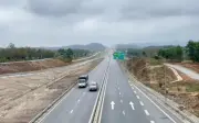 Nhóm trẻ có hành vi nằm trên mặt đường cao tốc gây nguy hiểm