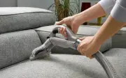 Những lỗi thường gặp cần tránh khi tự vệ sinh sofa vải tại nhà
