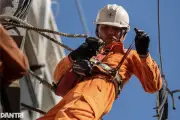 Những áo cam phơi mình trên cột điện giữa nắng nóng 40 độ C