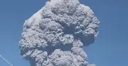 Núi lửa Dukono phun trào, 3 người chết, 10 người mất tích ở Indonesia