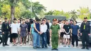 Nỗi lo về lối sống lệch chuẩn trong showbiz Việt và giải pháp xử lý