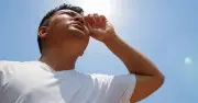 Nỗi ám ảnh của nam giới khi trời nóng: áo sạch, người thơm nhưng ra nắng là bốc mùi