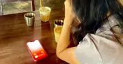 Nỗi sợ nghe điện thoại ở người trẻ: Từ áp lực đến mất kết nối