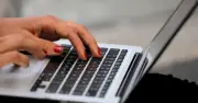 Nên chọn laptop vỏ kim loại hay nhựa? Tản nhiệt và hiệu năng là yếu tố quyết định