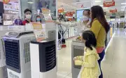 Nắng nóng đỉnh điểm, người dân Hà Nội đổ xô mua quạt tích điện và điều hòa