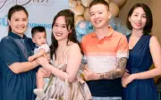 NSƯT tuổi trung niên làm mẹ đơn thân, giữ quan hệ tốt với vợ mới của chồng cũ