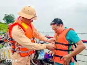 Áo phao thanh vệ thông hành tại bến khách ngang sông