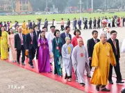 Đoàn đại biểu dự Đại hội MTTQ Việt Nam vào Lăng viếng Chủ tịch Hồ Chí Minh